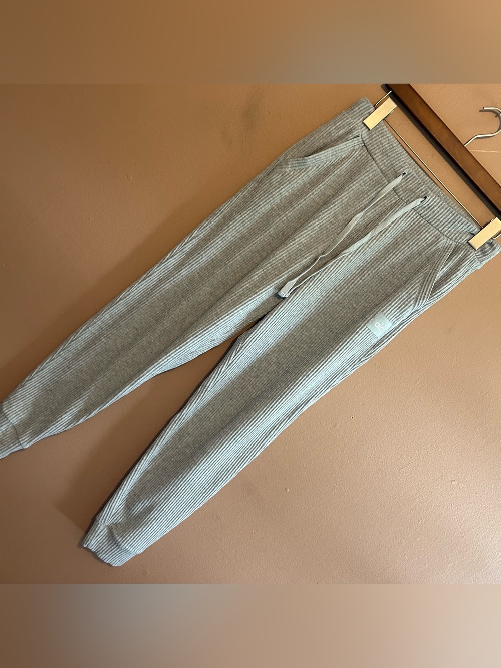 Alo Yoga Muse Ribbed Knit Joggers Sweatpants in Athletic Heather Grey Small - Picture 2 of 5